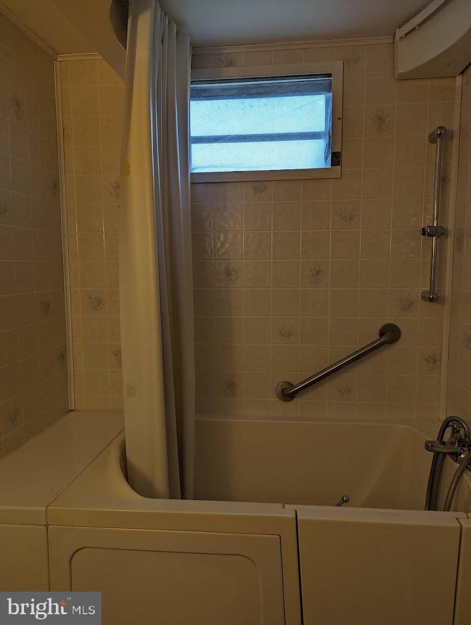 25 Lea Road New Castle, DE 19720 - Photo 20 of 33 25 Lea Rd - Bathroom