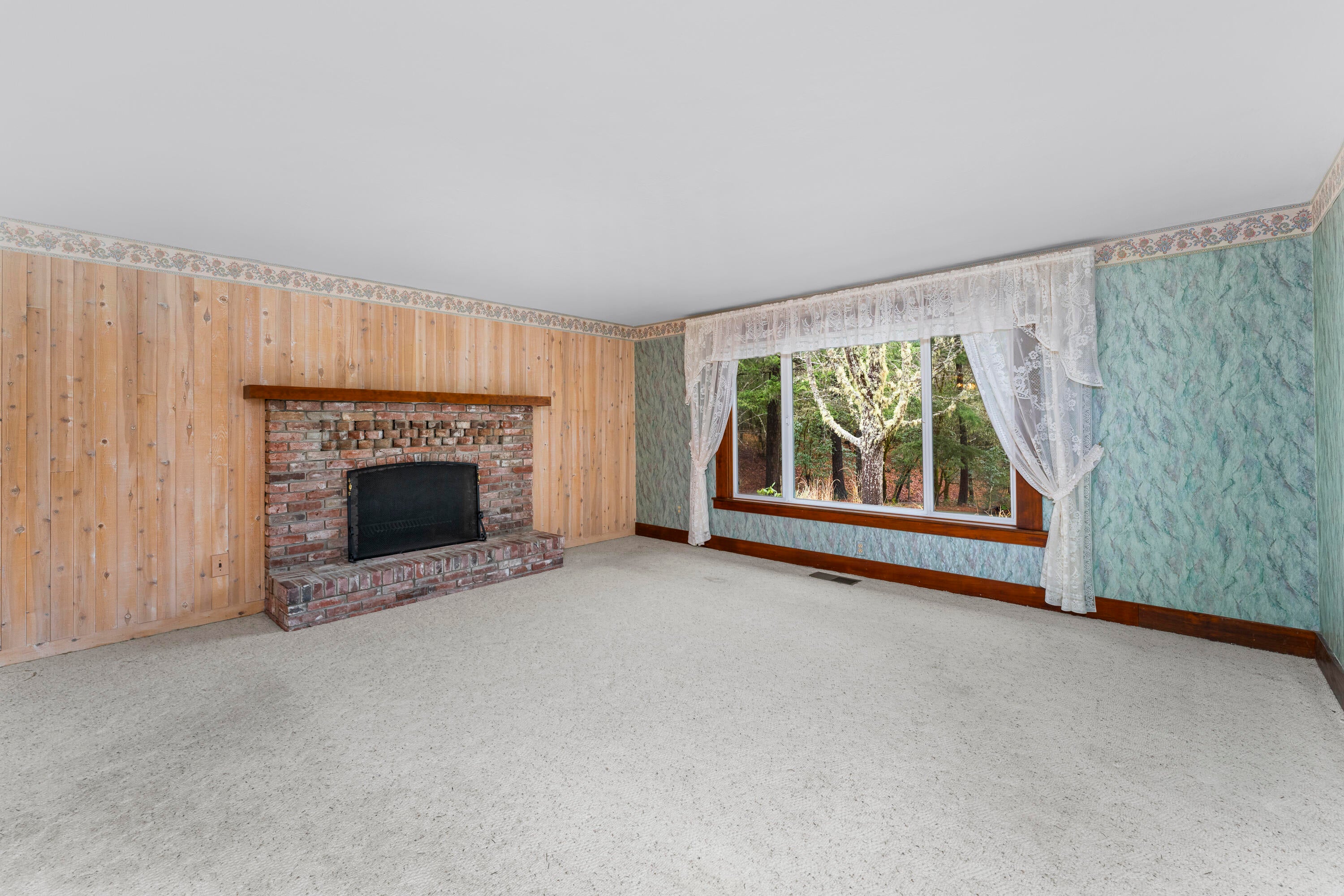 414 Colin Road Grants Pass, OR 97527 - Photo 10 of 23 Int (1 of 15)