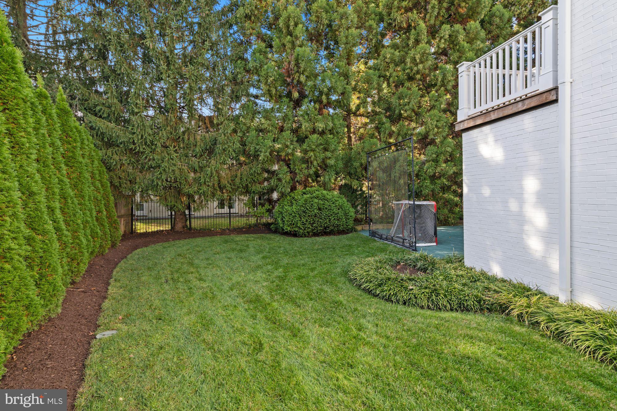 2960 Chain Bridge Road Northwest Washington, DC 20016 - Photo 38 of 40 Side Yard