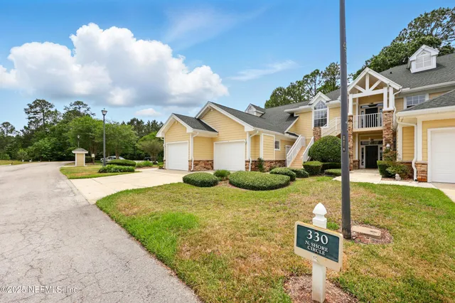 a view of a yard with palm trees