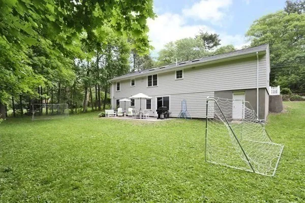 a view of a house with backyard