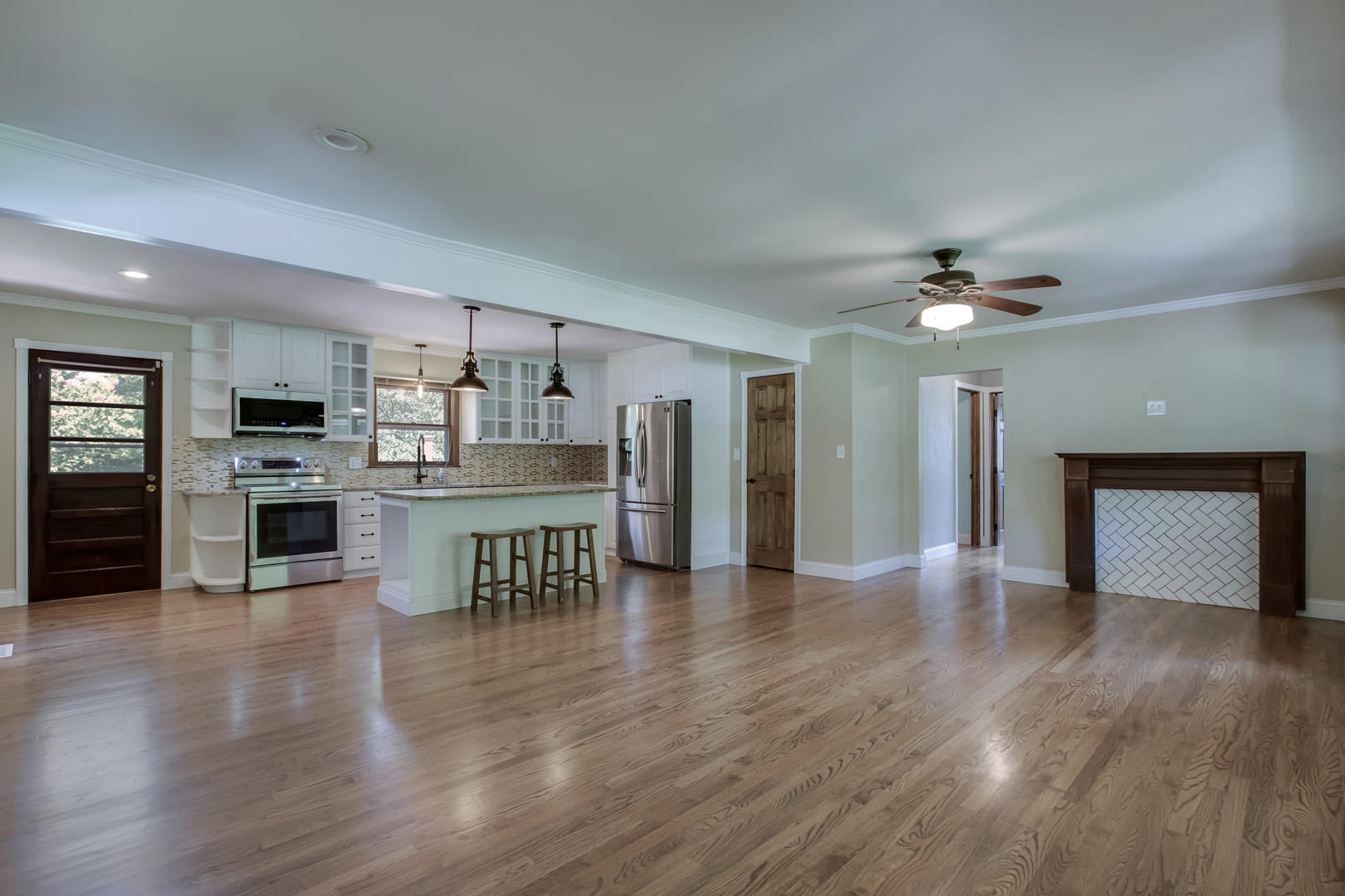 4013 Deerfield Road Knoxville, TN 37921 - Photo 3 of 30 05_DeerfieldRoad_4013_Living01