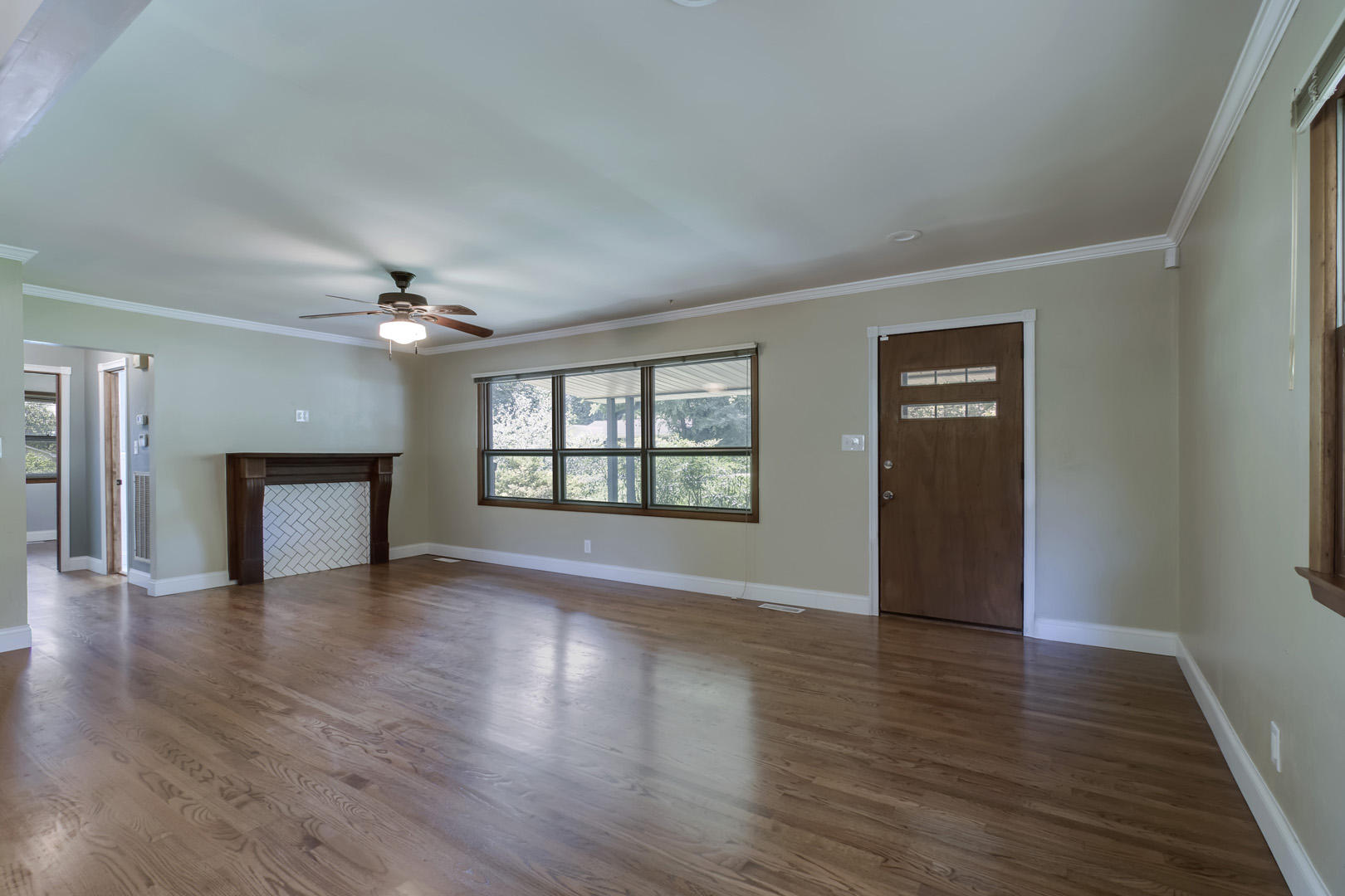 4013 Deerfield Road Knoxville, TN 37921 - Photo 4 of 30 06_DeerfieldRoad_4013_Living02