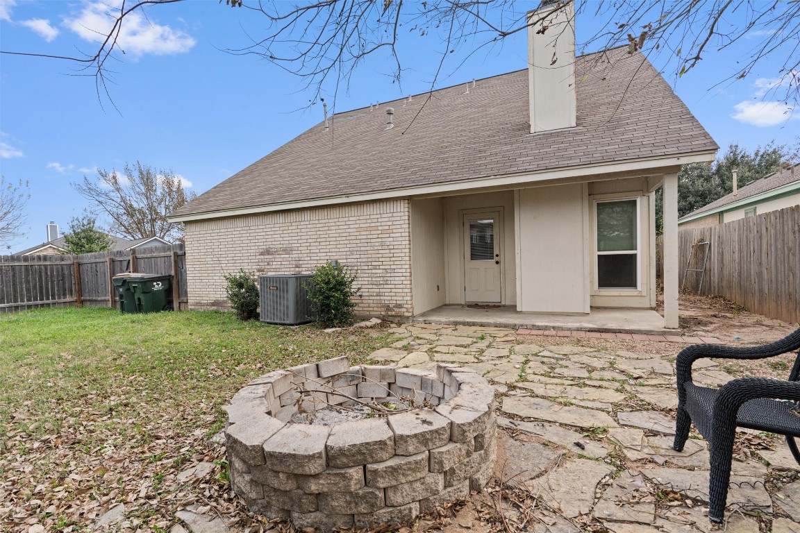 154 Meadowlark Circle Georgetown, TX 78626 - Photo 25 of 29 a backyard of a house with table and chairs
