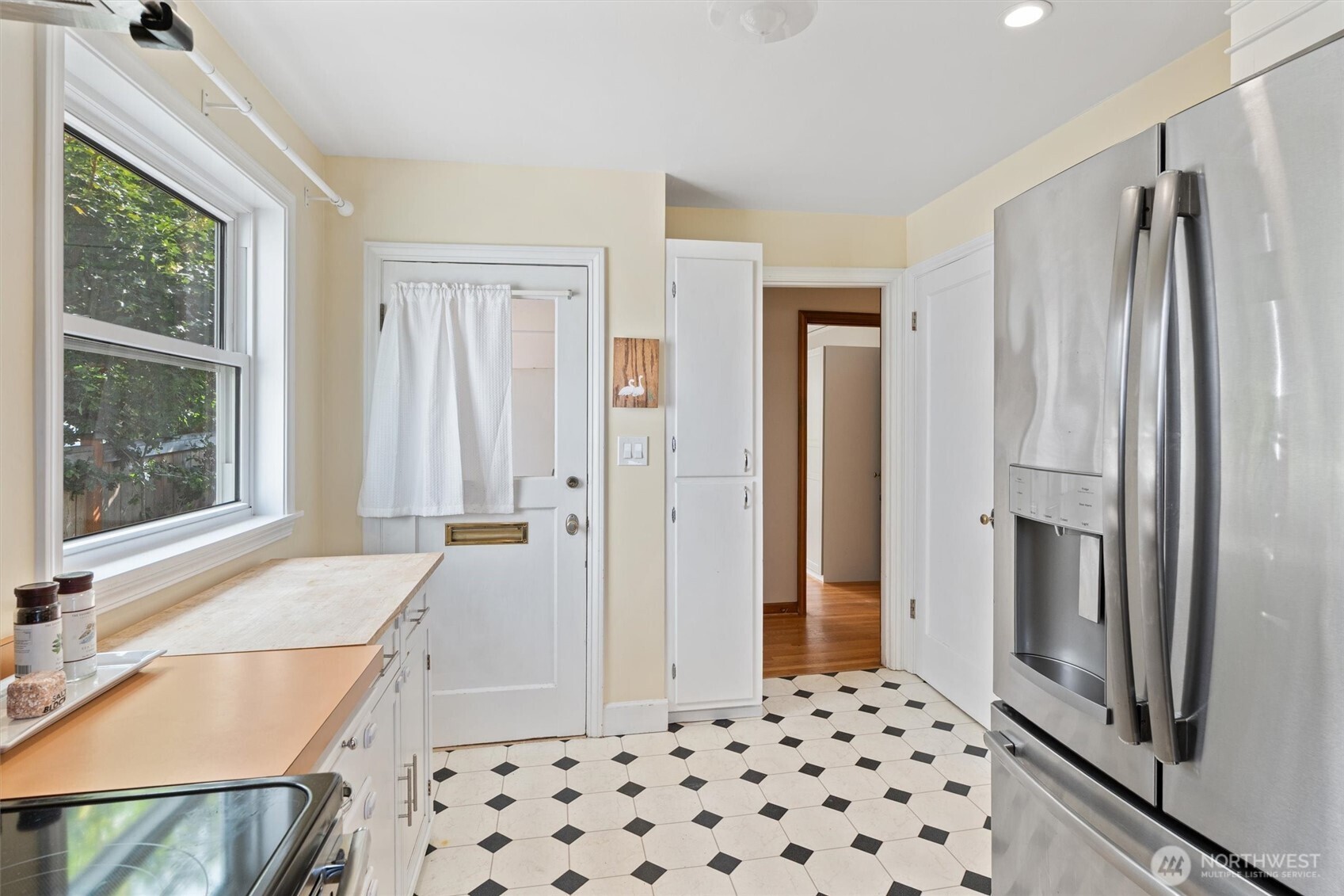 730 West Etruria Street Seattle, WA 98119 - Photo 11 of 32