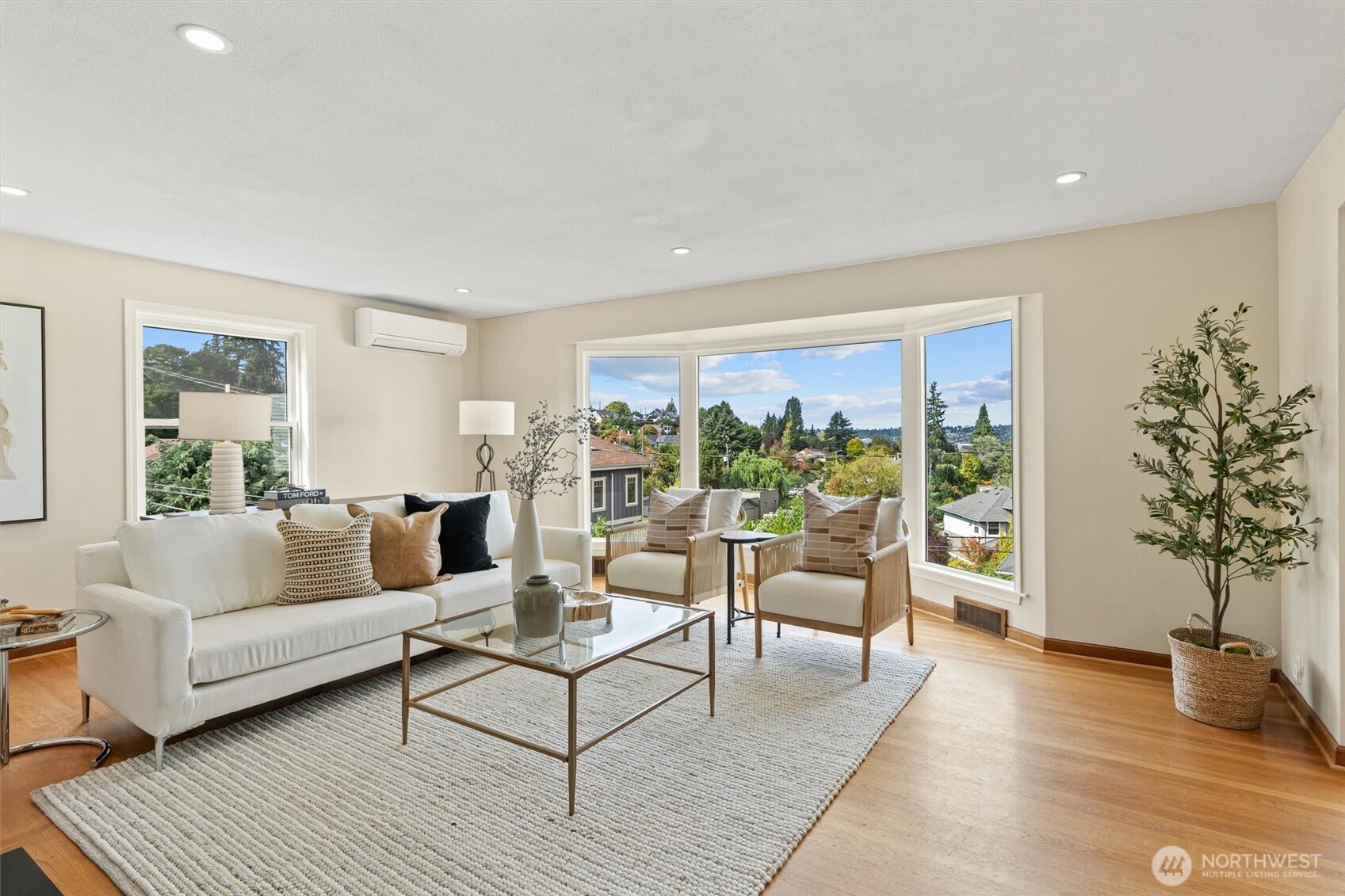 730 West Etruria Street Seattle, WA 98119 - Photo 4 of 32