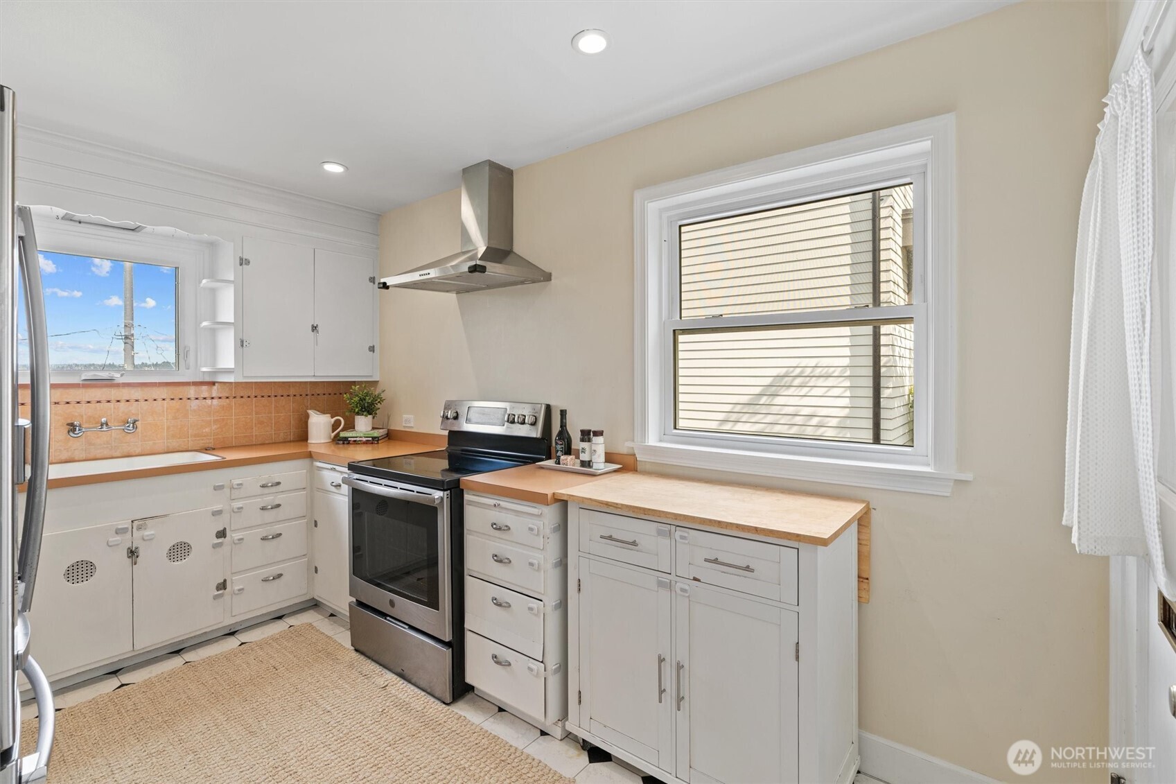 730 West Etruria Street Seattle, WA 98119 - Photo 10 of 32