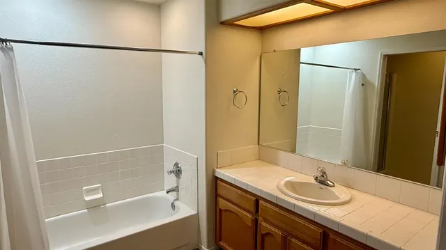 $2,000 | 945 Don Medico Drive, Hanford, CA 93230