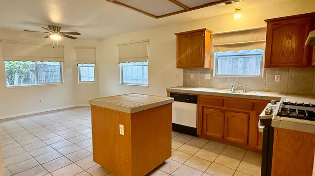 $2,000 | 945 Don Medico Drive, Hanford, CA 93230