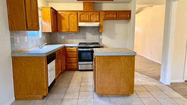 $2,000 | 945 Don Medico Drive, Hanford, CA 93230