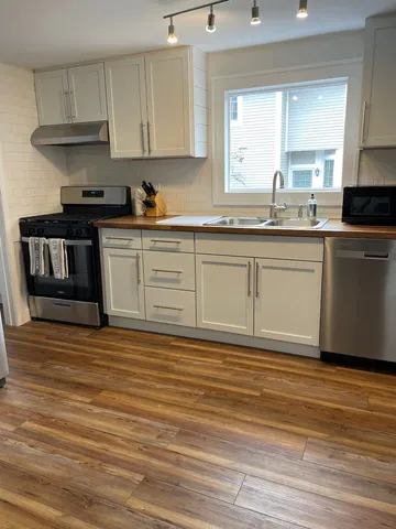 $2,350 | 521 Peyton Street, Unit 100, Geneva, IL 60134