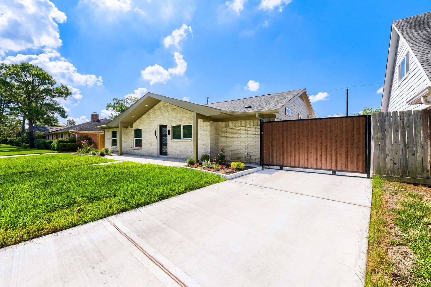 8815 Sharpview Drive Houston, TX 77036 - Photo 3 of 33