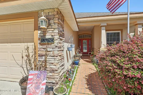 a view of entryway with furniture