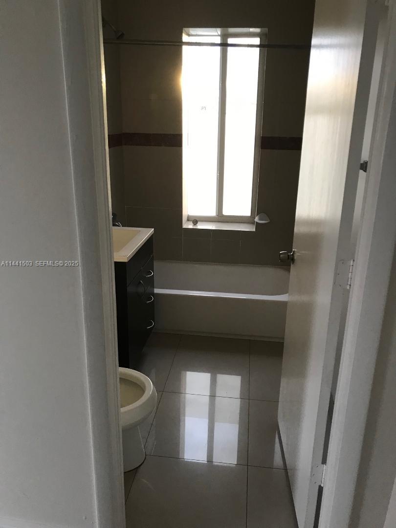 440 Southwest 5th Avenue Miami, FL 33130 - Photo 18 of 46 a bathroom with a toilet a sink and a bathtub