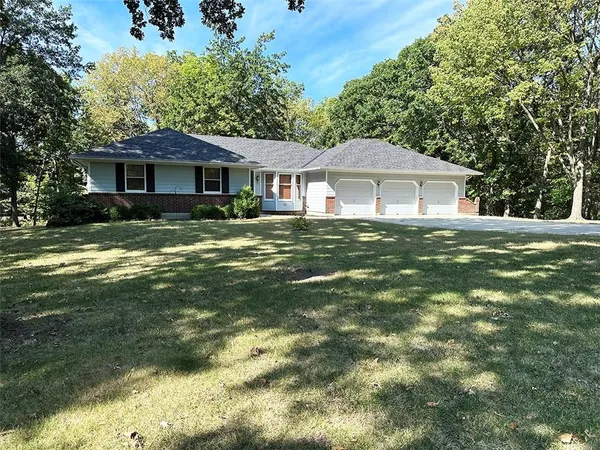 $475,000 | 26320 Hickory Hills Drive, Harrisonville, MO 64701