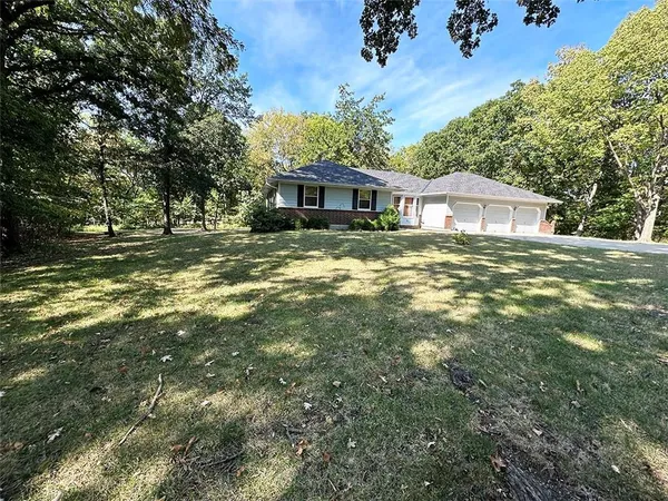 $475,000 | 26320 Hickory Hills Drive, Harrisonville, MO 64701