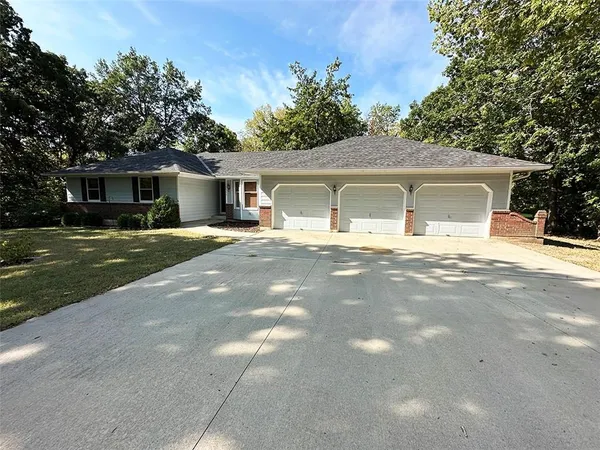 $475,000 | 26320 Hickory Hills Drive, Harrisonville, MO 64701