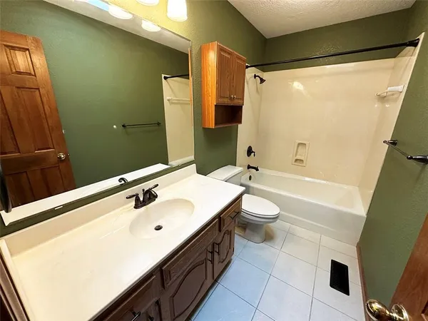 $475,000 | 26320 Hickory Hills Drive, Harrisonville, MO 64701