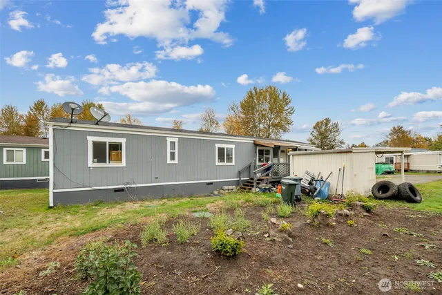 a view of a house with backyard