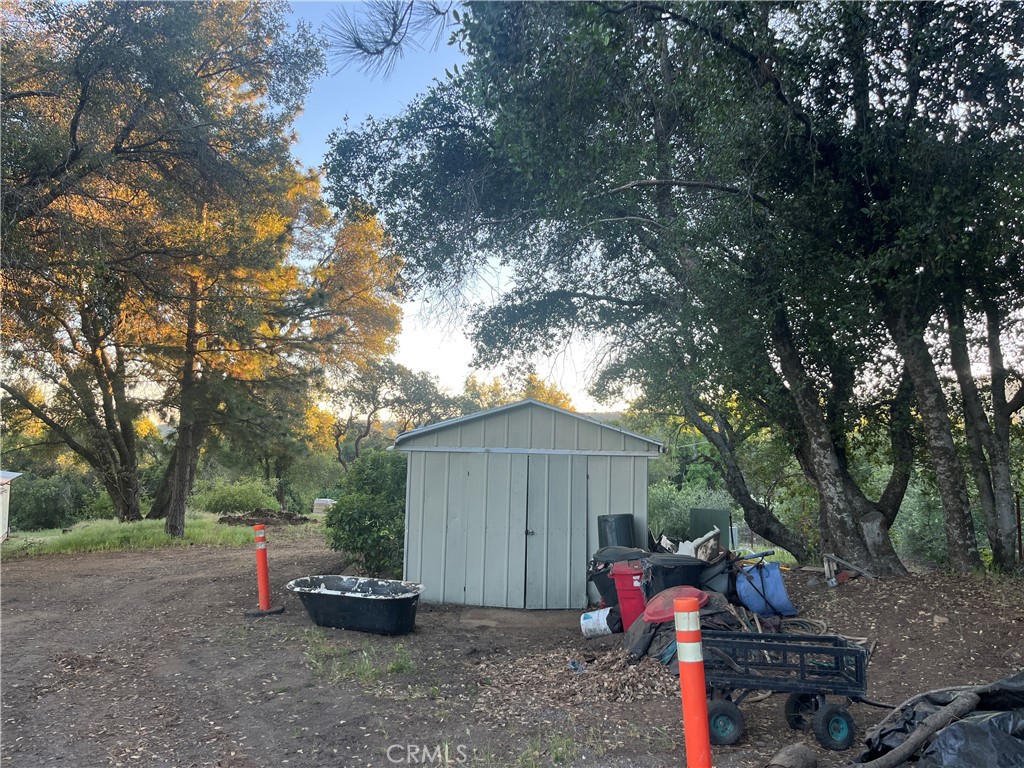 5643 Carleton Road Mariposa, CA 95338 - Photo 9 of 22 a backyard of a house with table and chairs