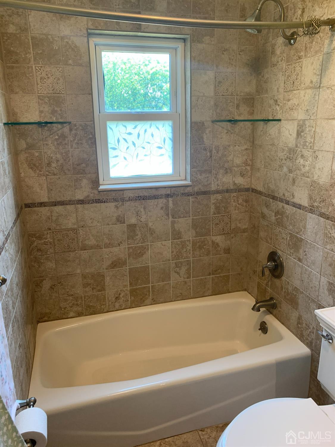 1517 Raspberry Court Edison, NJ 08817 - Photo 9 of 15 a bathroom with a bathtub and window