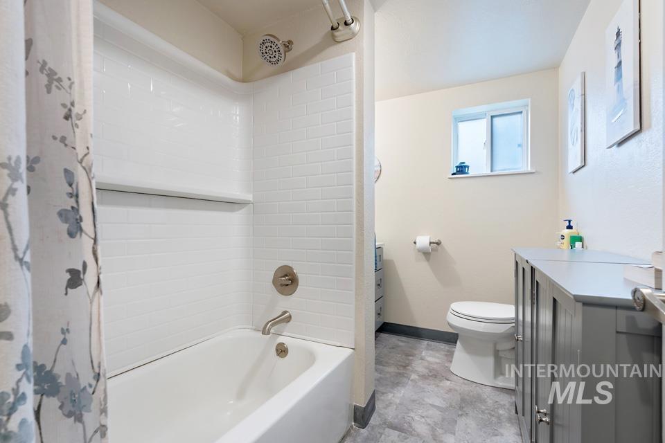 1015 East Park Street Weiser, ID 83672 - Photo 18 of 30 Full bath featuring vanity and shower / tub combo with curtain