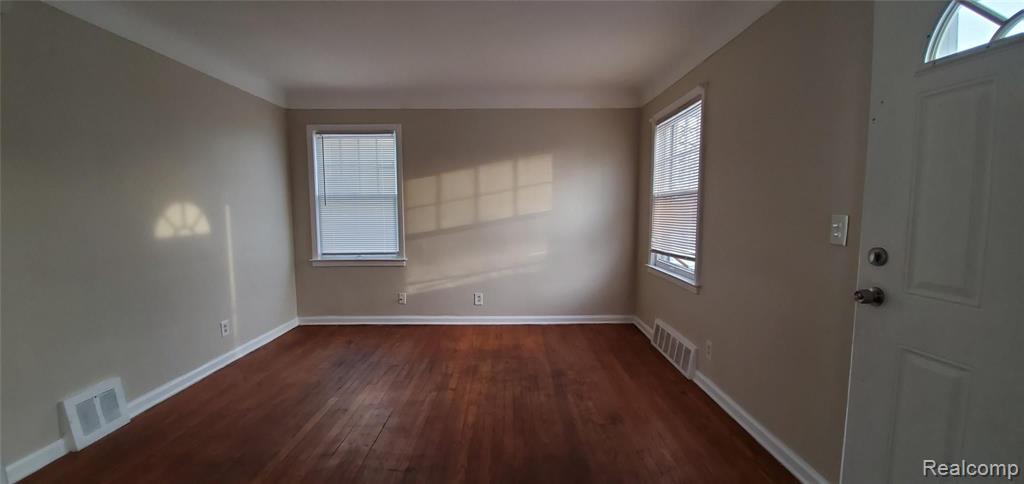 14663 Jacob Avenue Eastpointe, MI 48021 - Photo 5 of 39