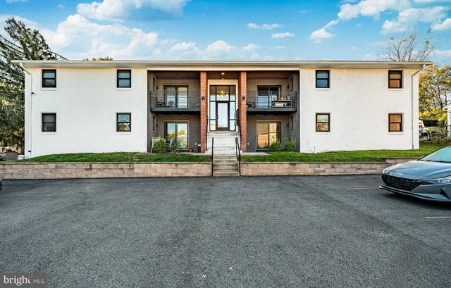 a picture of a wall next to a white wall