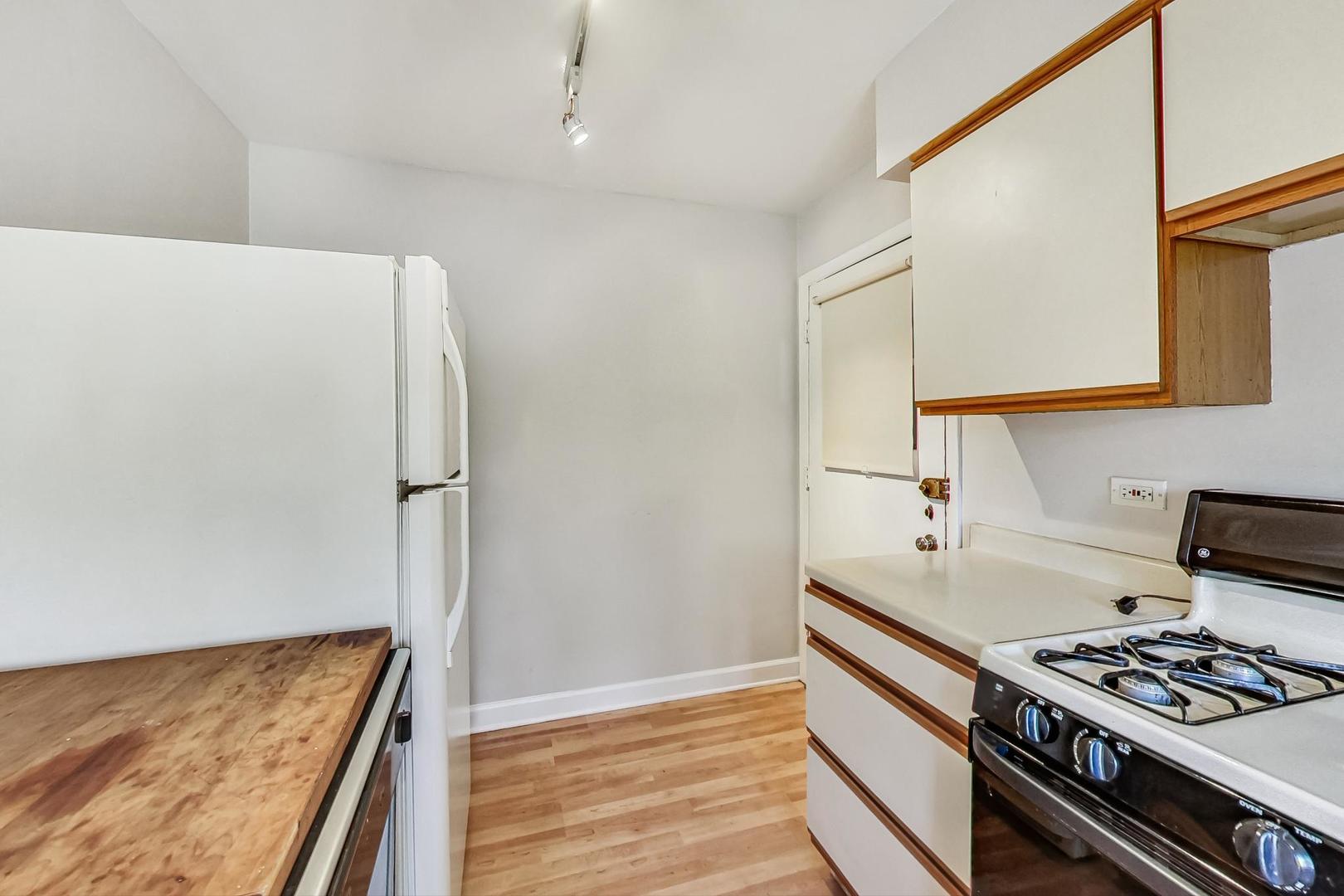 7400 North Sheridan Road, Unit 2 Chicago, IL 60626 - Photo 11 of 23 a kitchen with stainless steel appliances granite countertop a stove and a refrigerator