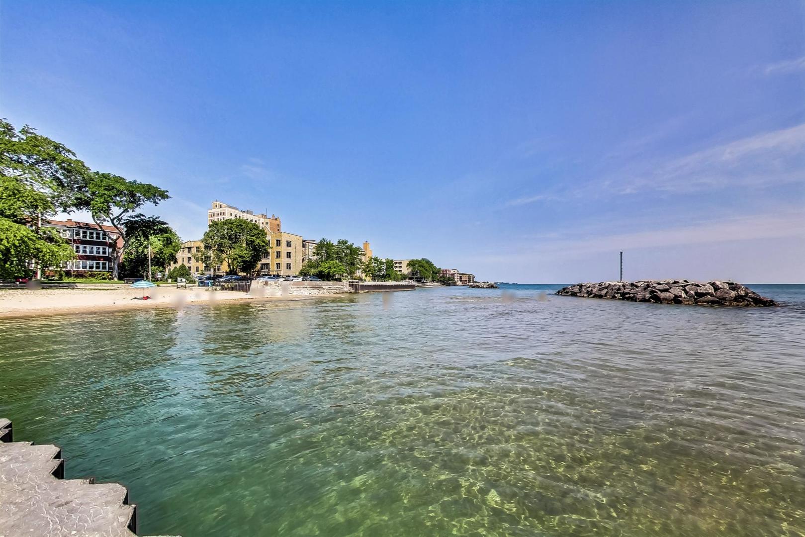 7400 North Sheridan Road, Unit 2 Chicago, IL 60626 - Photo 20 of 23 a view of lake with boats