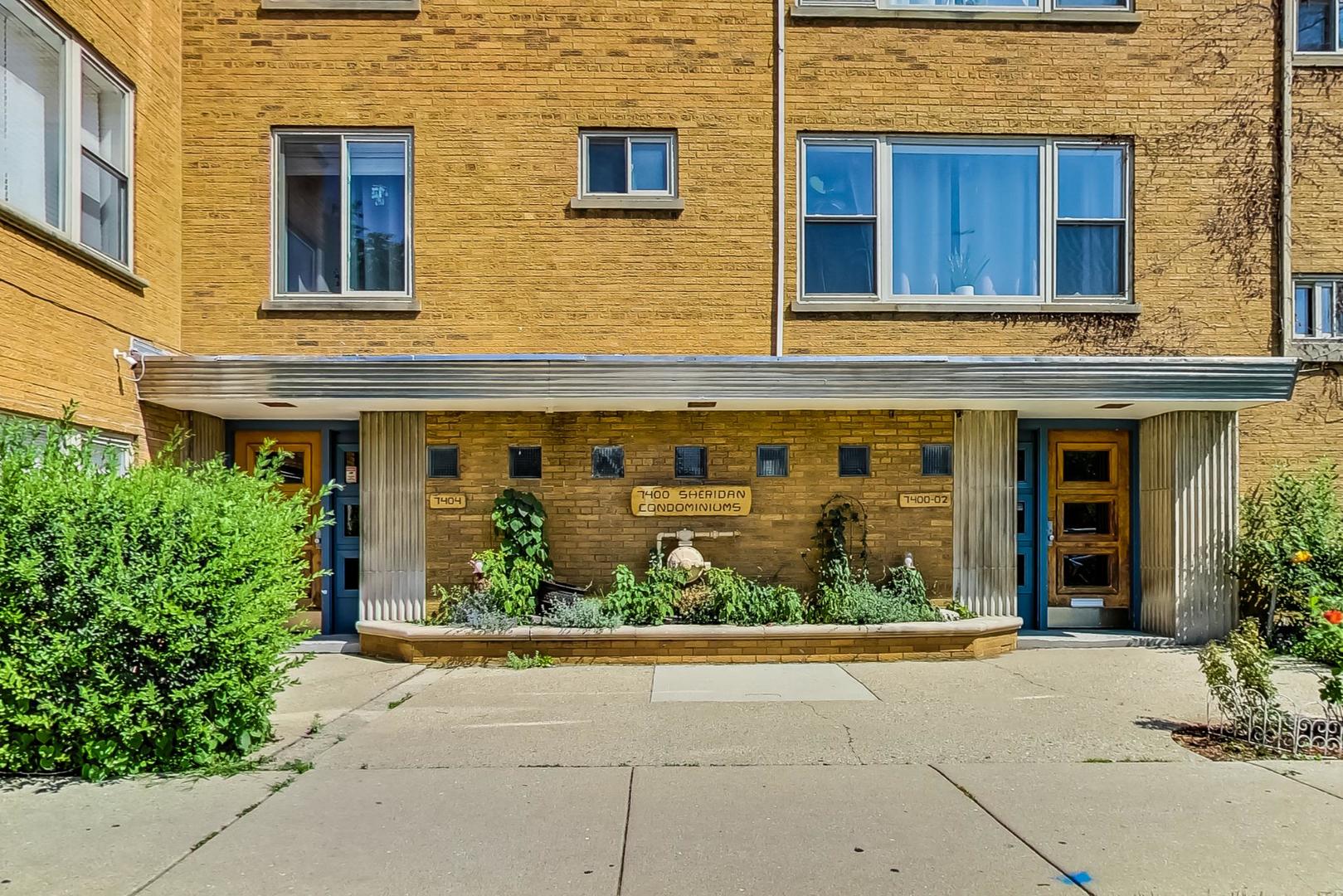 7400 North Sheridan Road, Unit 2 Chicago, IL 60626 - Photo 3 of 23 front view of a building