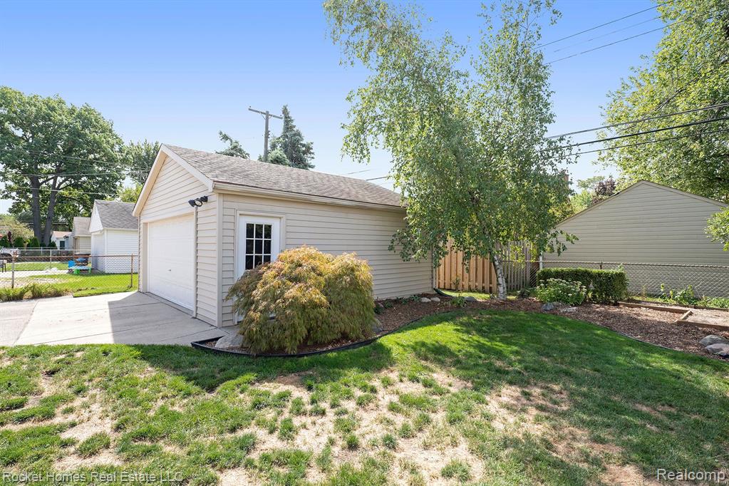 1629 Prestwick Road Grosse Pointe Woods, MI 48236 - Photo 34 of 37