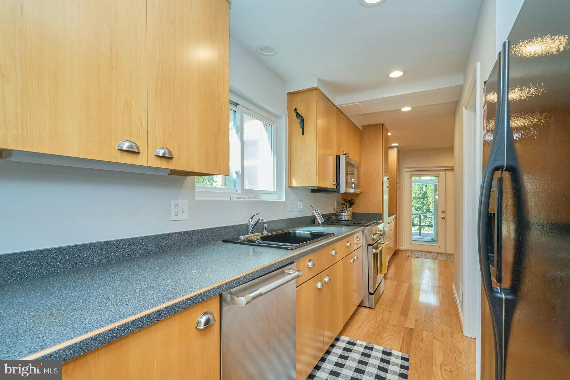 8709 Victoria Road Springfield, VA 22151 - Photo 15 of 42 Kitchen
