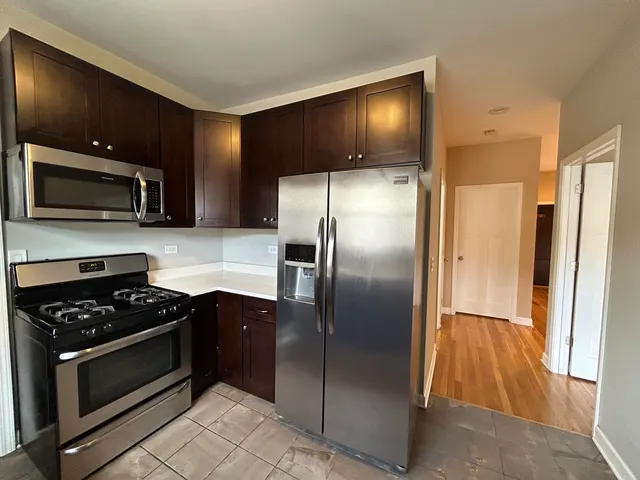 $1,990 | 2734 North Campbell Avenue, Unit 1R, Chicago, IL 60647