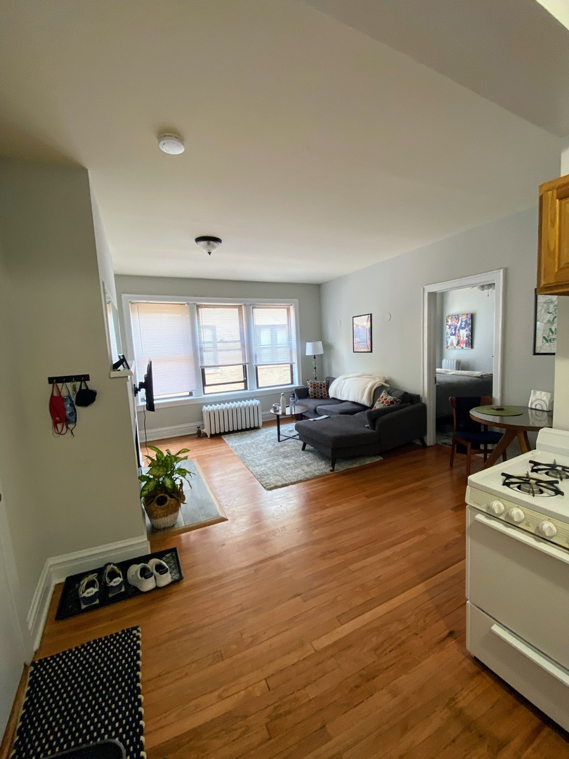 641 West Roscoe Street, Unit V2 Chicago, IL 60657 - Photo 5 of 9 a living room with furniture and a flat screen tv