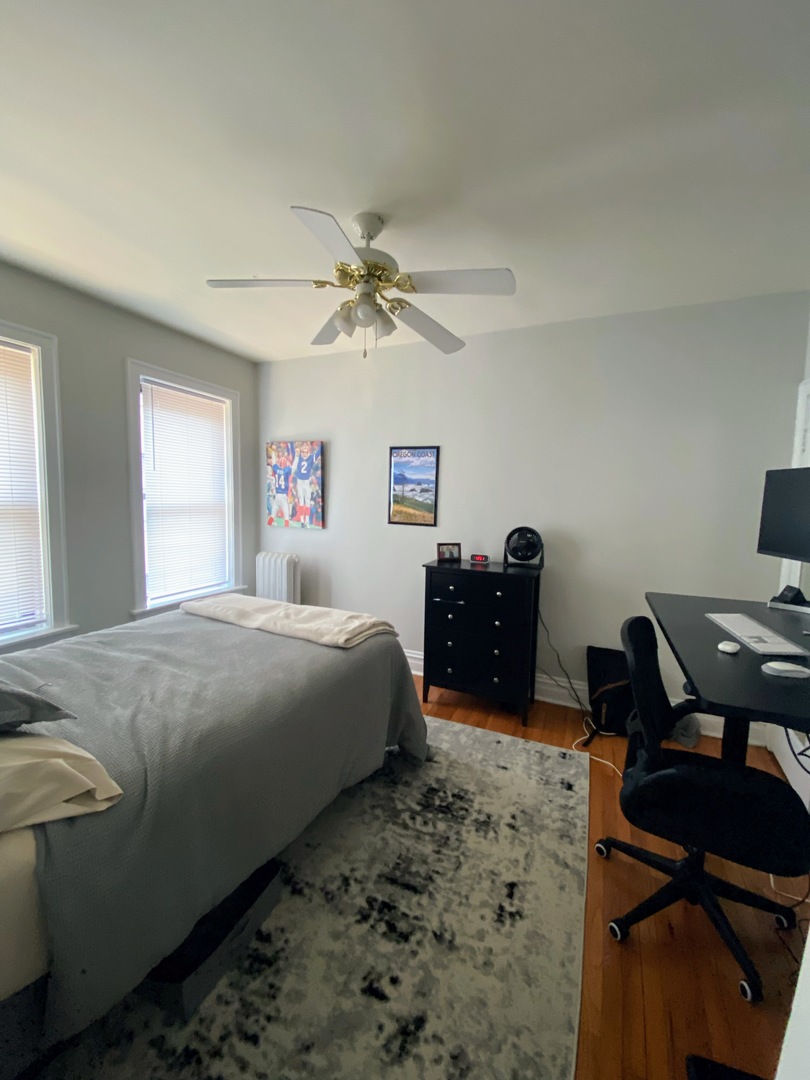 641 West Roscoe Street, Unit V2 Chicago, IL 60657 - Photo 7 of 9 a bed room with a bed and a television