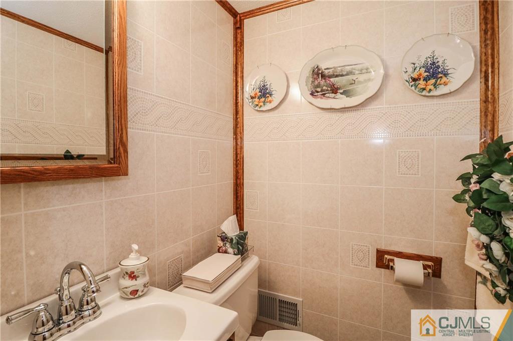 1216 Inman Avenue Edison, NJ 08820 - Photo 22 of 25 Gallery Image 22
