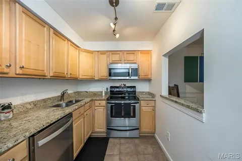 $220,000 | 950 East Rue De La Banque, Unit 118, Creve Coeur, MO 63141