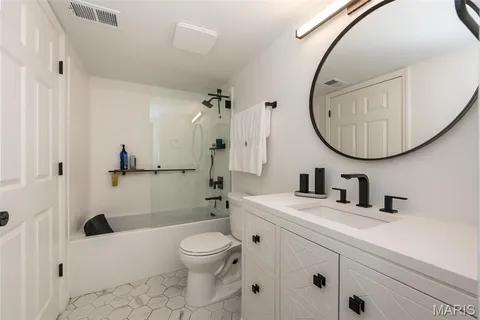 $220,000 | 950 East Rue De La Banque, Unit 118, Creve Coeur, MO 63141