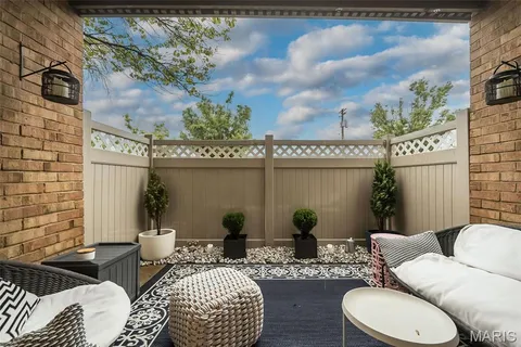 $220,000 | 950 East Rue De La Banque, Unit 118, Creve Coeur, MO 63141