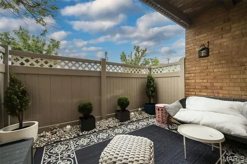 $220,000 | 950 East Rue De La Banque, Unit 118, Creve Coeur, MO 63141