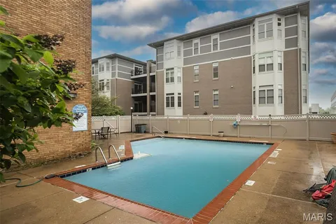 $220,000 | 950 East Rue De La Banque, Unit 118, Creve Coeur, MO 63141