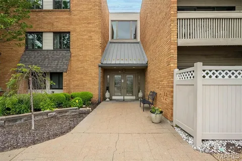 $220,000 | 950 East Rue De La Banque, Unit 118, Creve Coeur, MO 63141