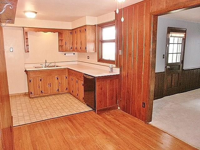 1016 McGovern Road Houston, PA 15342 - Photo 9 of 25 Open Step Saver Kitchen with lots of counter space and easy access to Dining area and Family Room! Great for entertaining!