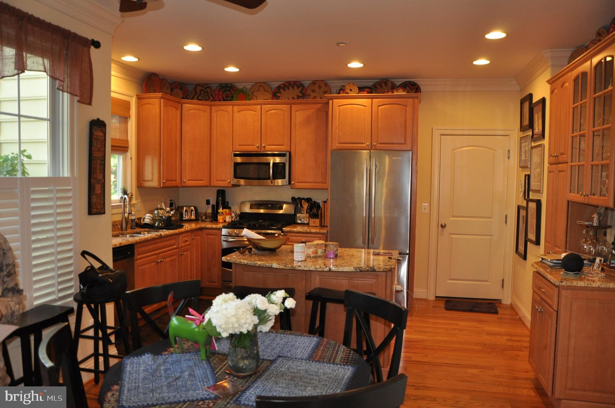 299 Halsey Road Annapolis, MD 21401 - Photo 13 of 61 Custom Maple kitchen with granite