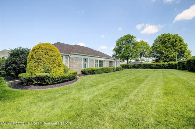 a view of a house with backyard and garden