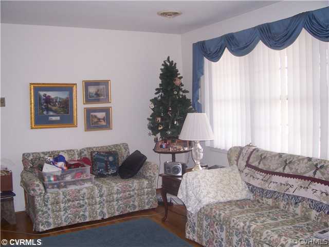 9143 Old Stage Road Prince George, VA 23875 - Photo 2 of 7 Living Room