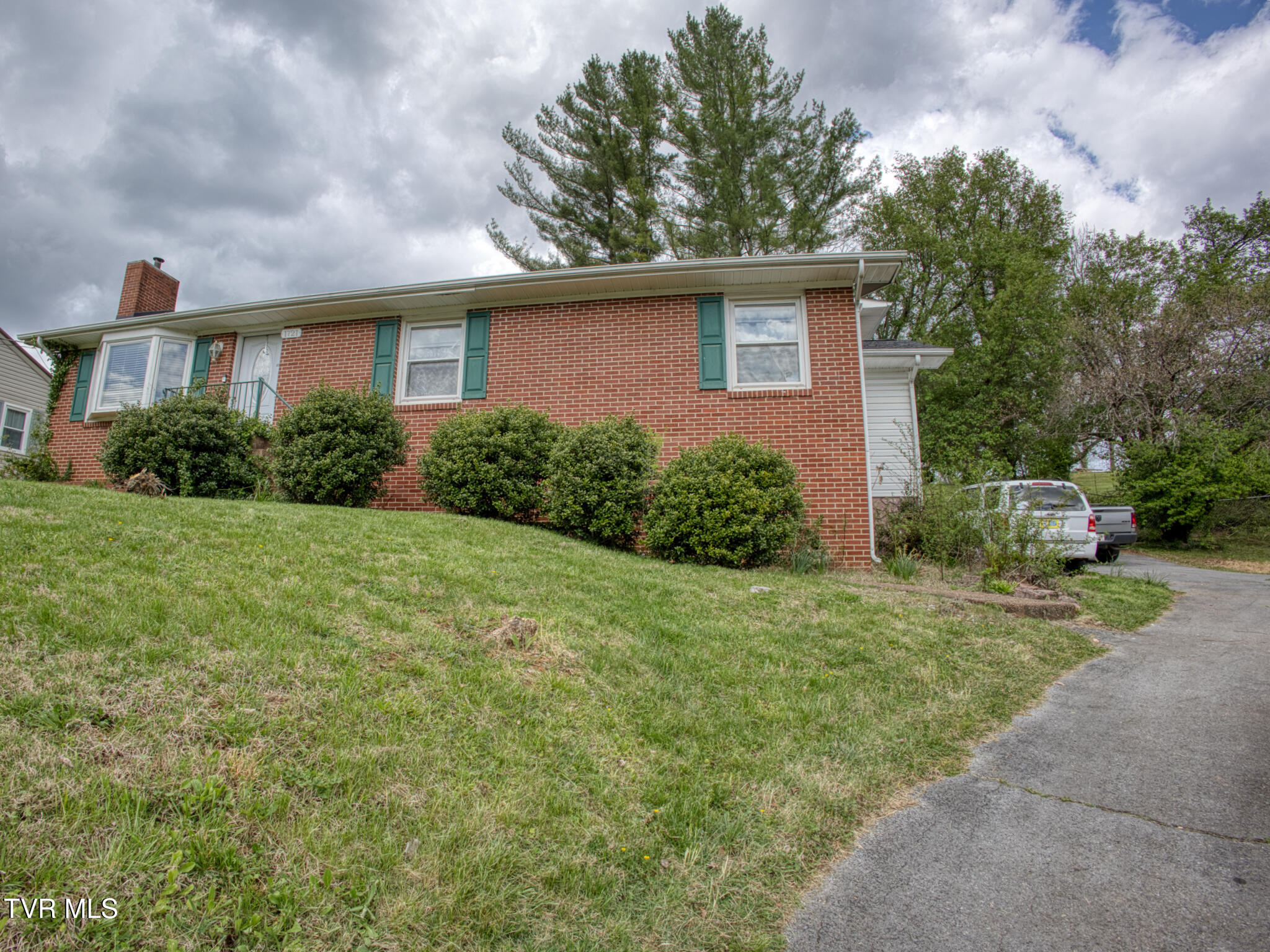 1721 Siam Road Elizabethton, TN 37643 - Photo 2 of 41 R6II6889_HDR