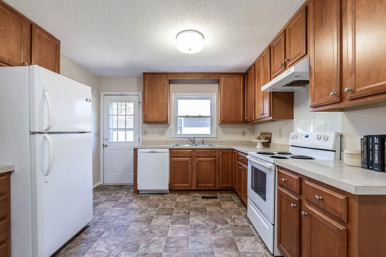 3300 Blue Ridge Road Raleigh, NC 27612 - Photo 11 of 25 a kitchen with a refrigerator sink and stove