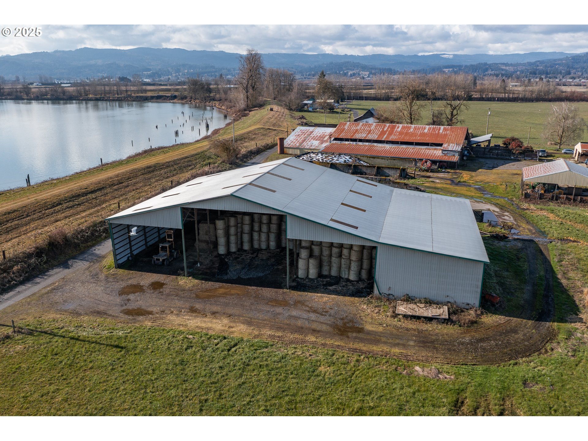 35308 Riverside Lane Scappoose, OR 97056 - Photo 11 of 48 a view of a chairs and table on the terrace